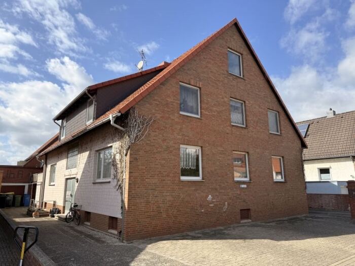 Objekt: Harsum: Wohnen, arbeiten und vermieten: Wohnhaus mit Büroflächen plus 6-Familienhaus