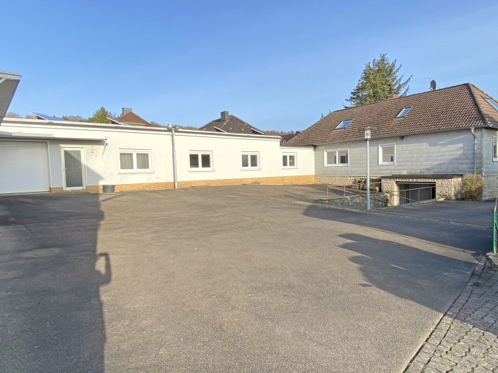 Objekt: Wohnhaus und Bürogebäude mit Werkstatt, Garagen und Lagerhalle