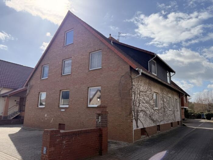 Objekt: Harsum: Wohnen, arbeiten und vermieten: Wohnhaus mit Büroflächen plus 6-Familienhaus
