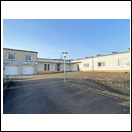 Wohnhaus und Bürogebäude mit Werkstatt, Garagen und Lagerhalle