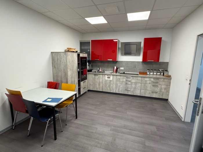 Objekt: Neuwertiger Gewerbekomplex mit Halle + Büros