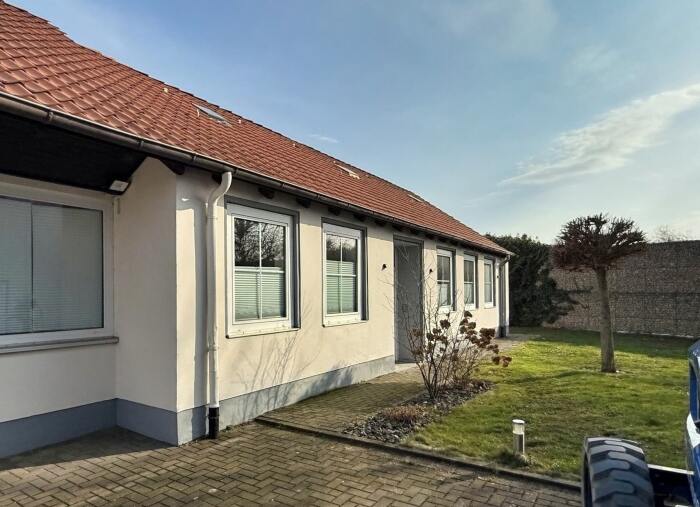 Objekt: Selbstnutzung und/oder Kapitalanlage: Gewerbe und Wohnen auf großem Grundstück in Giesen, OT Hasede
