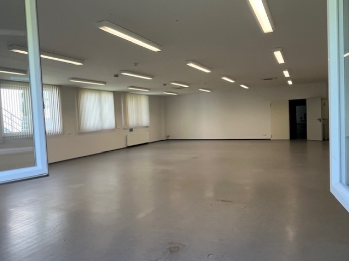 Immobilie: Moderne Produktions- und Lagerhalle mit Bürotrakt am Hildesheimer Flughafen