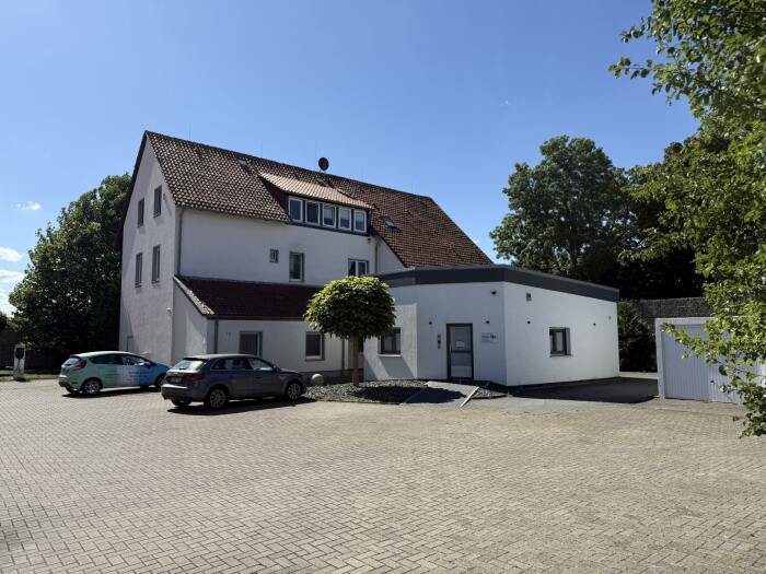 Objekt: Selbstnutzung und/oder Kapitalanlage: Gewerbe und Wohnen auf großem Grundstück in Giesen, OT Hasede