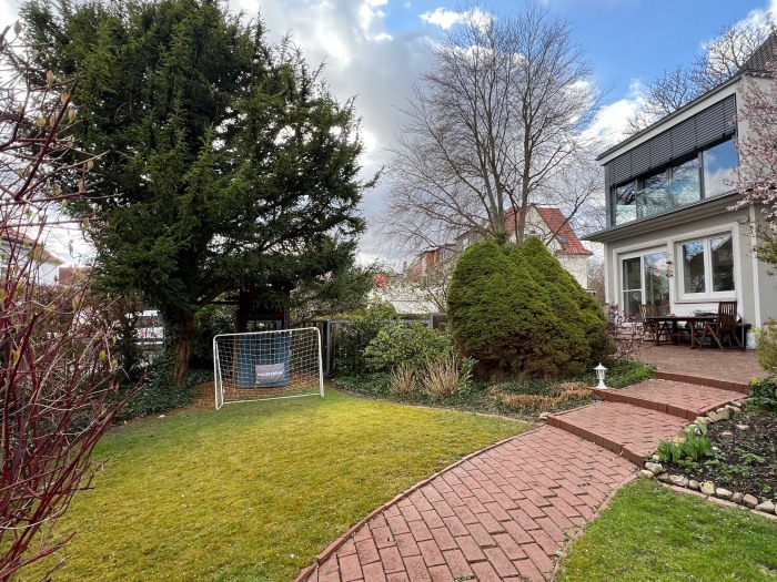 Objekt: Attraktives Bürogebäude mit großer Einliegerwohnung und Garten in der Mittelallee in Hildesheim (zum Kauf, Anmietung ggf. auch möglich)