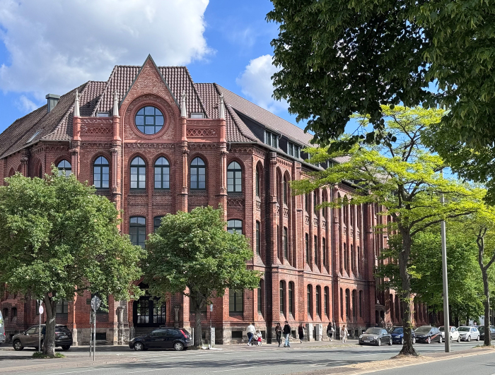 Immobilie: Hochwertige Büroflächen in zentraler Lage provisionsfrei - ehemalige Bahnhofschule