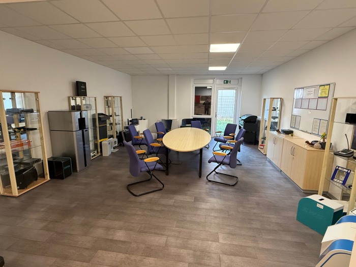 Objekt: Neuwertiger Gewerbekomplex mit Halle + Büros