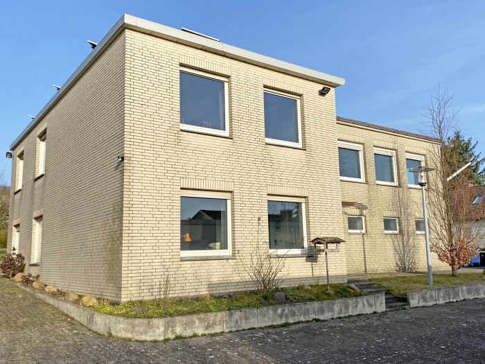 Objekt: Wohnhaus und Bürogebäude mit Werkstatt, Garagen und Lagerhalle